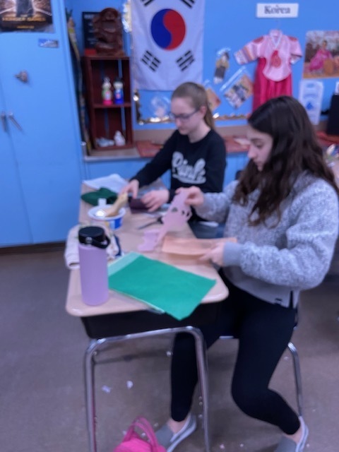 7th graders learn Japanese paper-making techniques